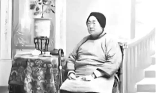 谁说一个女人的力量只够撑起一个家？
 
这个人用一双小脚走出了中国近代最硬核的家