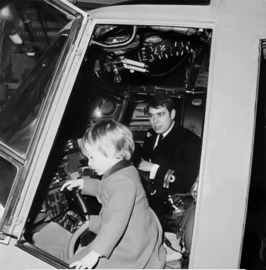 当年安德鲁王子还帅气年轻，威廉王子还年幼，他们叔侄坐在直升飞机里画面好温馨哦。