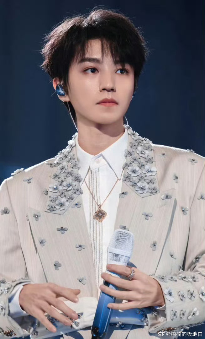 徐洁儿感谢小凯弟弟跨越时光的剧组情谊，从前拍戏默契相伴，如今舞台暖心助阵，徐洁儿