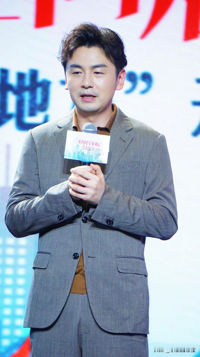 雷佳音的窝囊废人设堪称内娱独一份的玄学。
明明在《热辣滚烫》里演的是卷钱跑路的渣