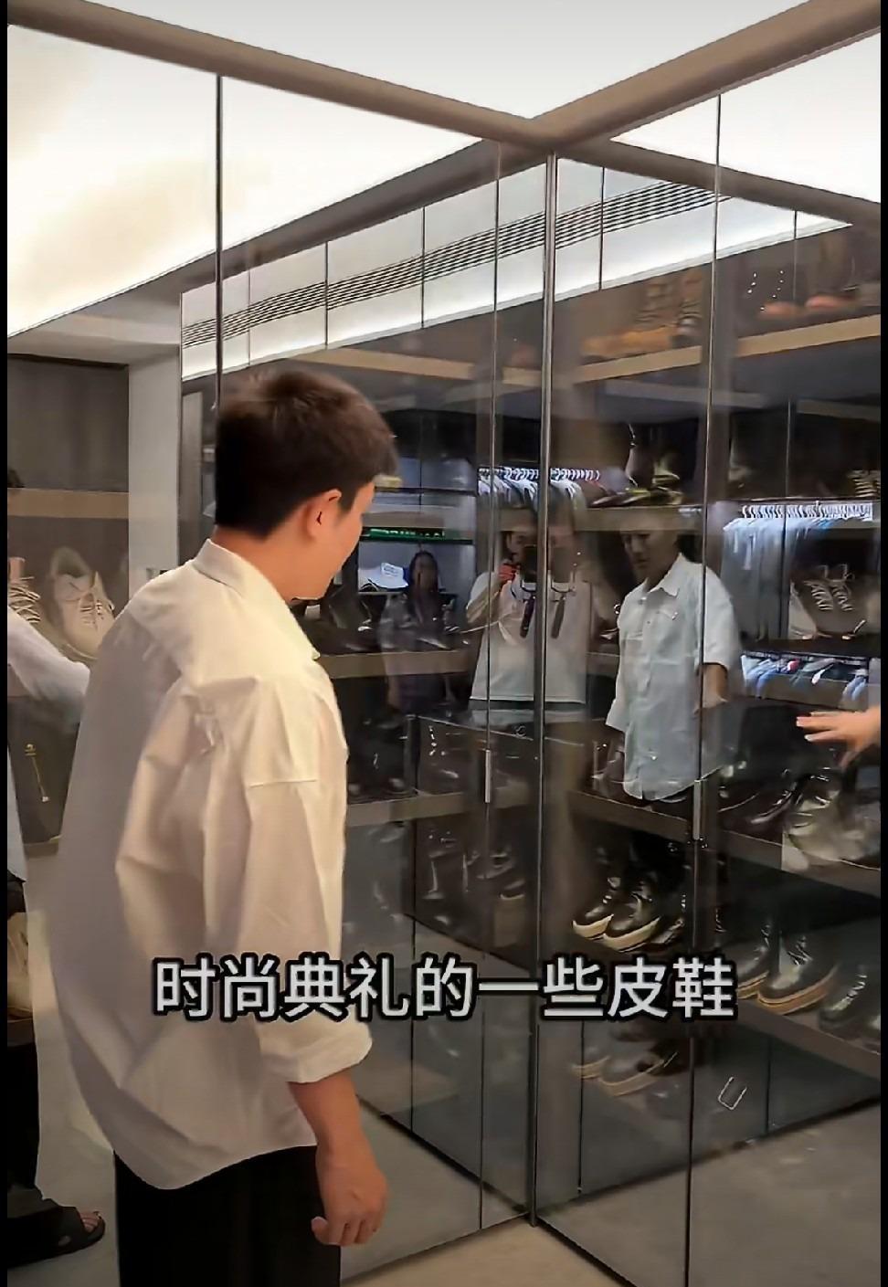 贾乃亮向粉丝展示自己这些年直播带货打下的江山，参观自己的衣帽间，感觉像走进了商场