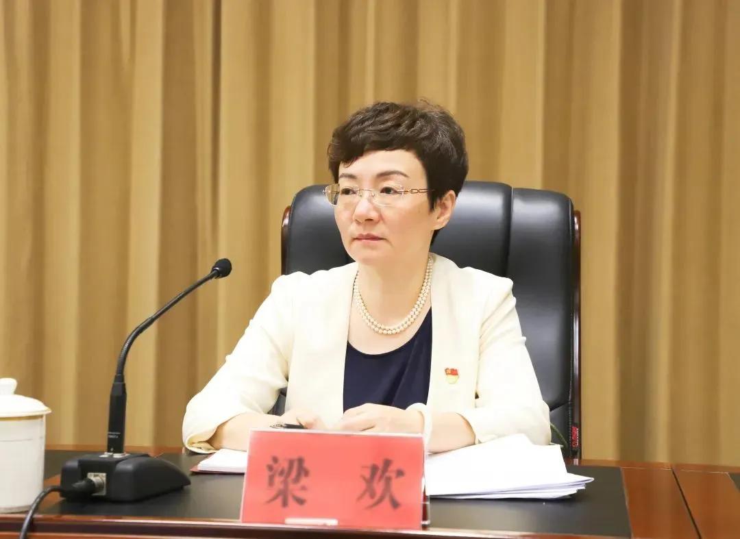 梁欢：以「才女折翼」换人间烟火

曾以犀利影评杀出血路，却在婚书里卸下笔锋，成英
