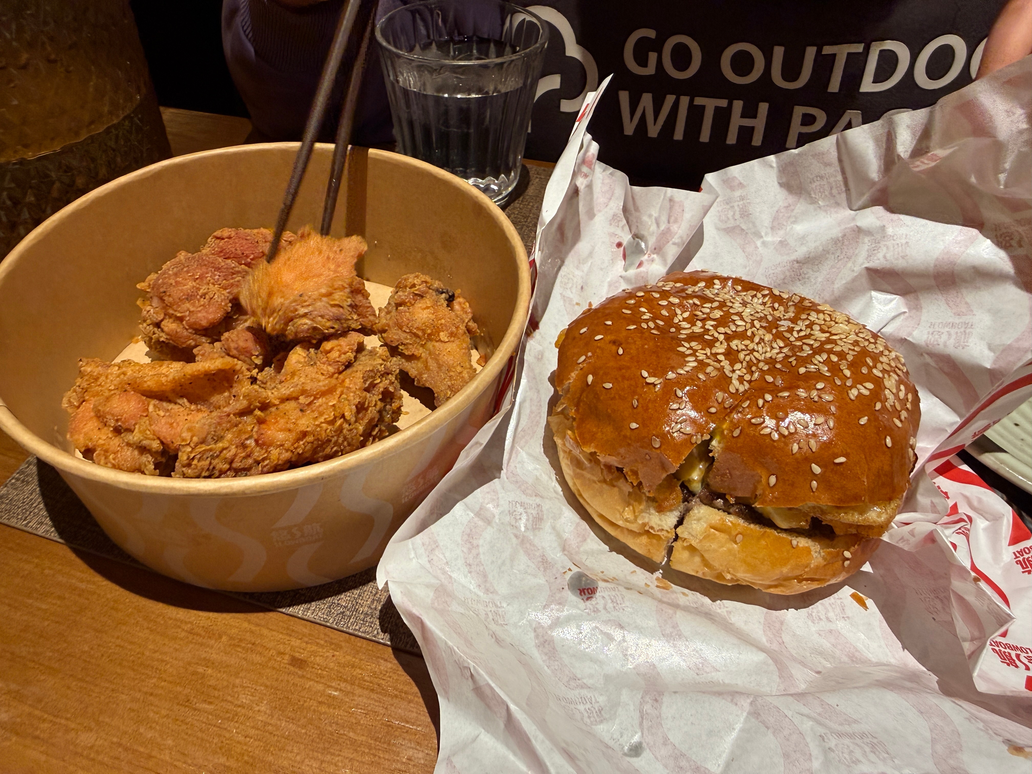 我吃鱼，儿子吃汉堡，好容易陪老父亲吃一次饭，但是必须外卖汉堡才来，哈哈哈哈哈，干