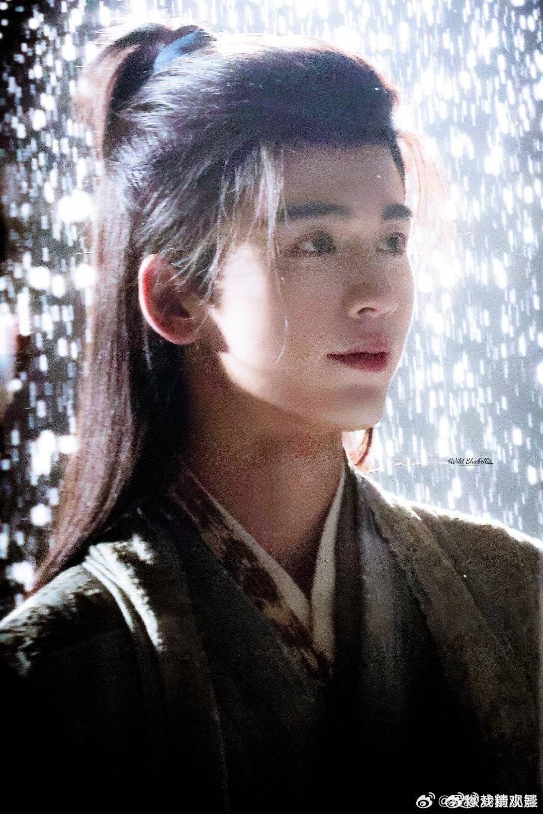 谢征雪地打戏帅成神了 雪中以一敌众气场全开，挥剑腾挪利落丝滑，力道与美感兼具，破