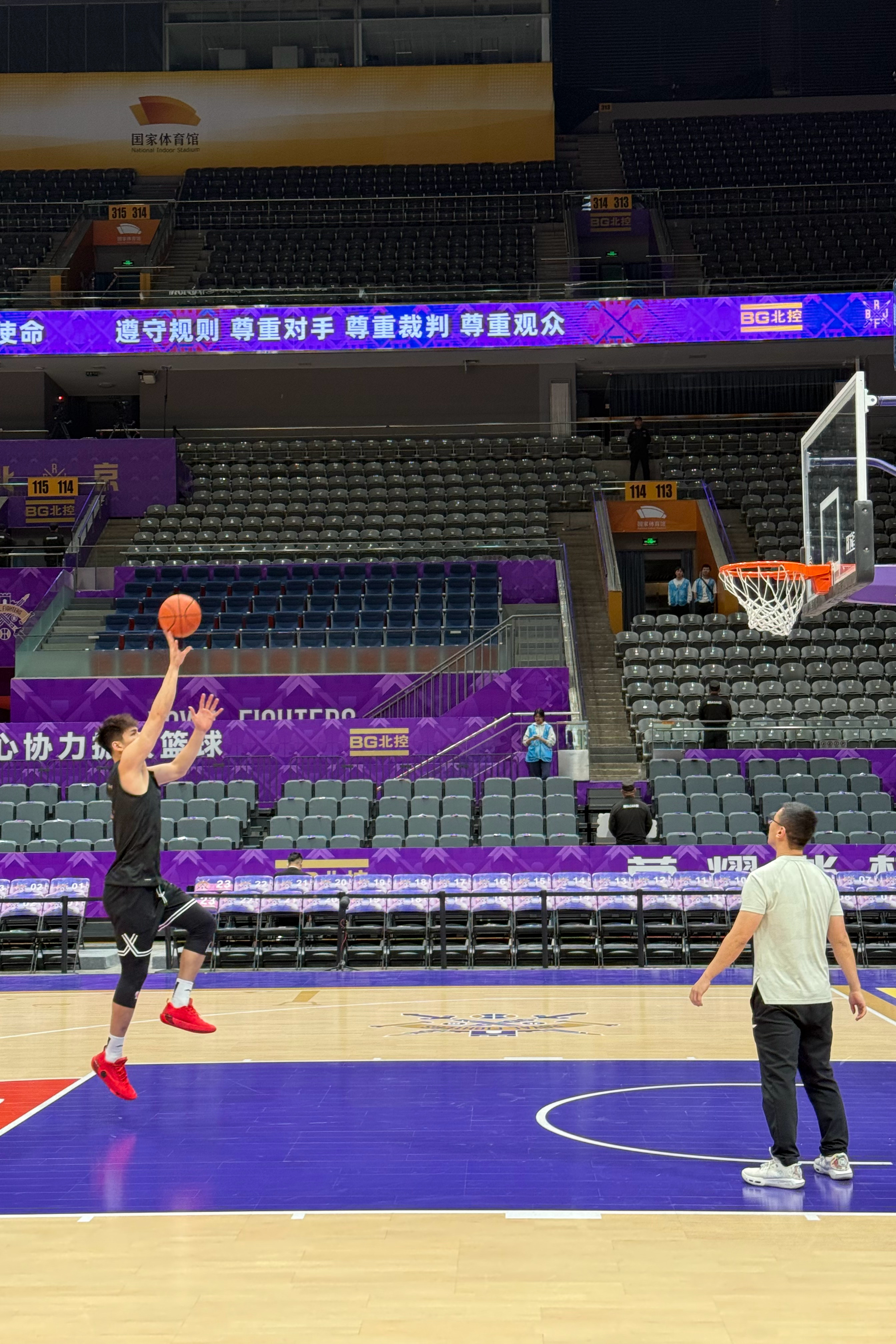 陈国豪再回国家体育馆，尽管今天他回避不打，但依然是球队第一个来训练的，到场了来跟