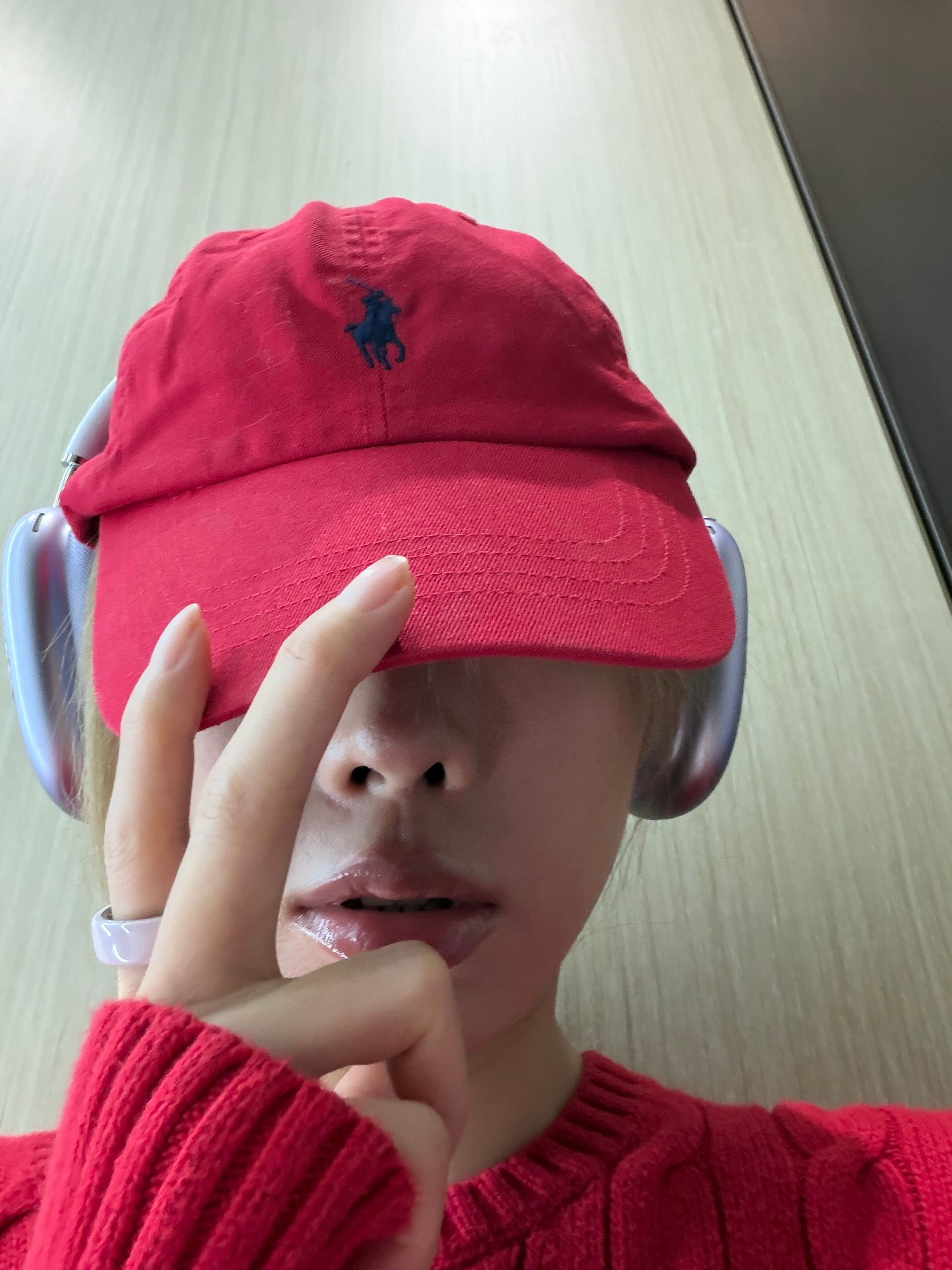 我感觉我精神最好的那阵子，是我剃光头那会儿。每天的穿搭风格就是流浪汉穿搭，然后搁