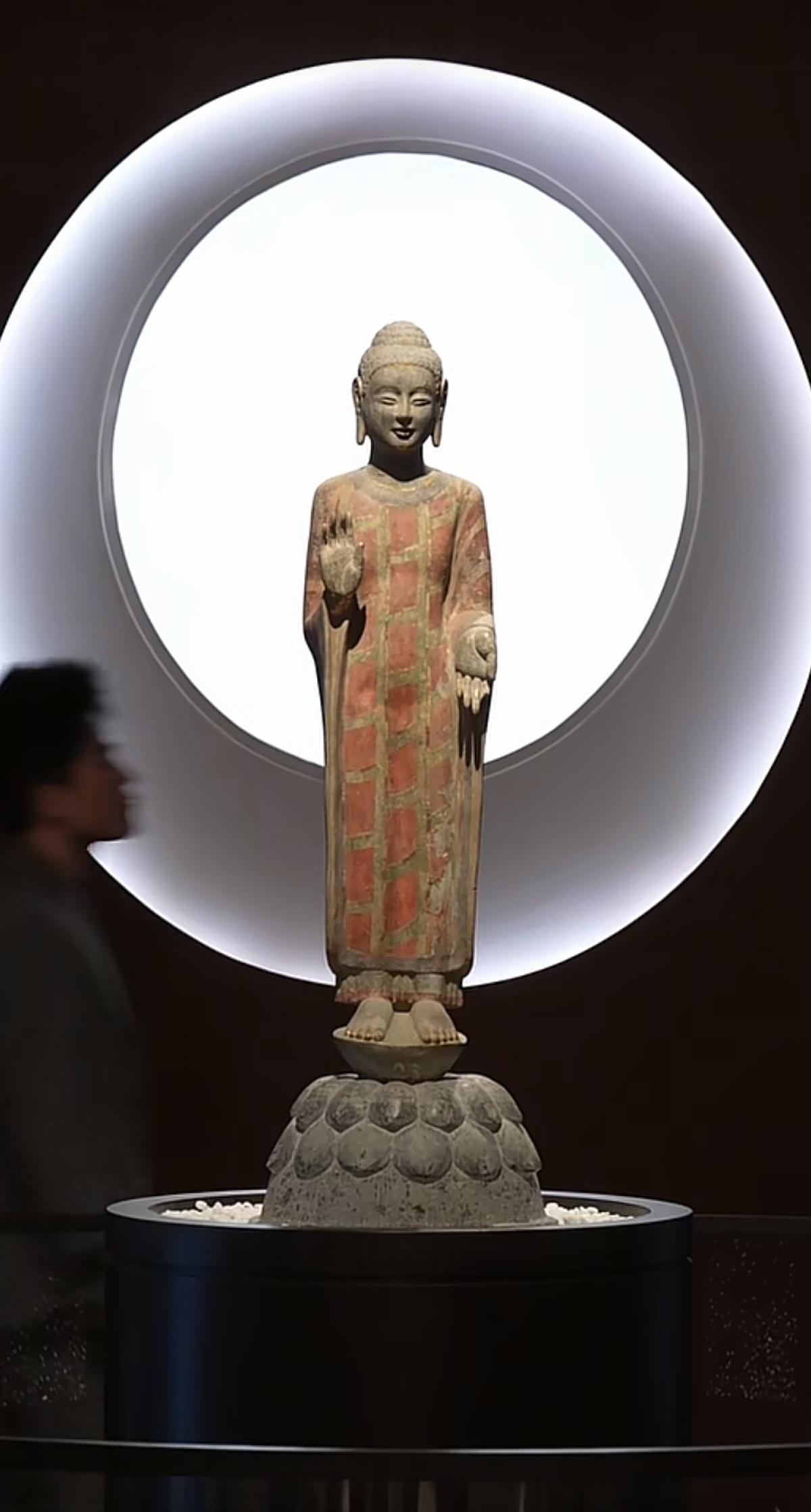 青州微笑
       低眉浅笑，洗尽岁月沧桑，时光剥落了金彩，却留下最动人的微
