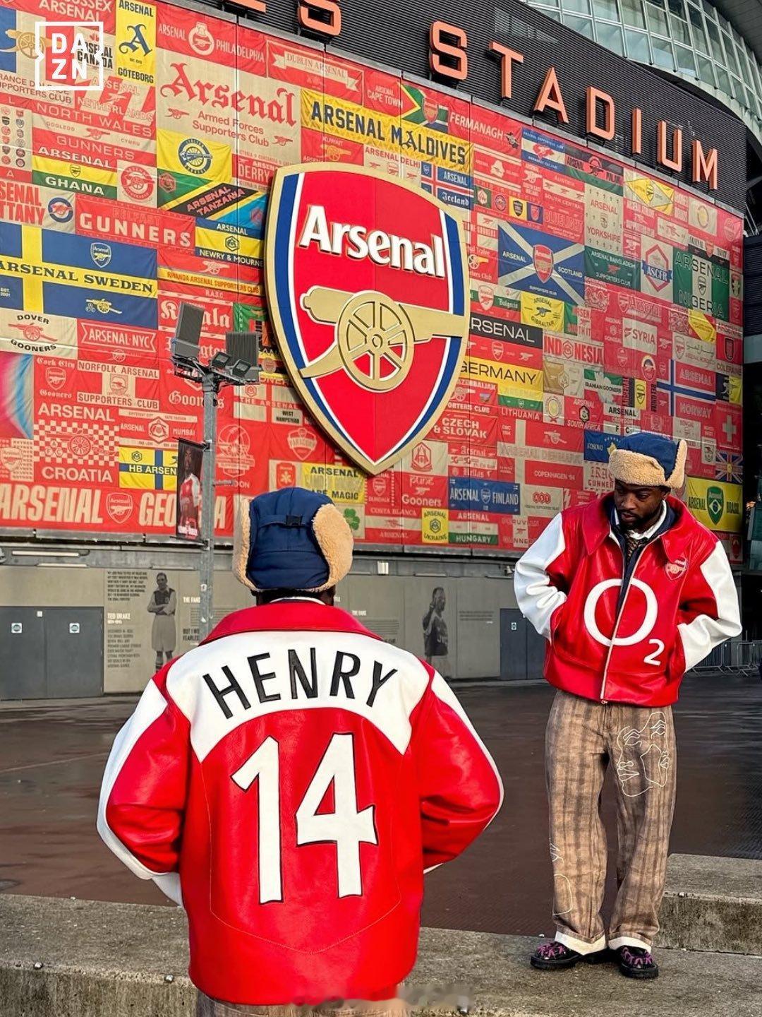 这位阿森纳球迷被拍到身穿一件超酷的皮夹克出现在酋长球场 阿森纳著名教授