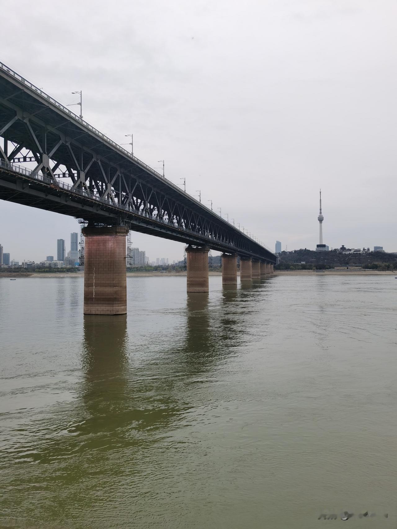 我常常想念武汉，可能因为这四十多年来对我好、给了我很大帮助的人都是在武汉碰到的，