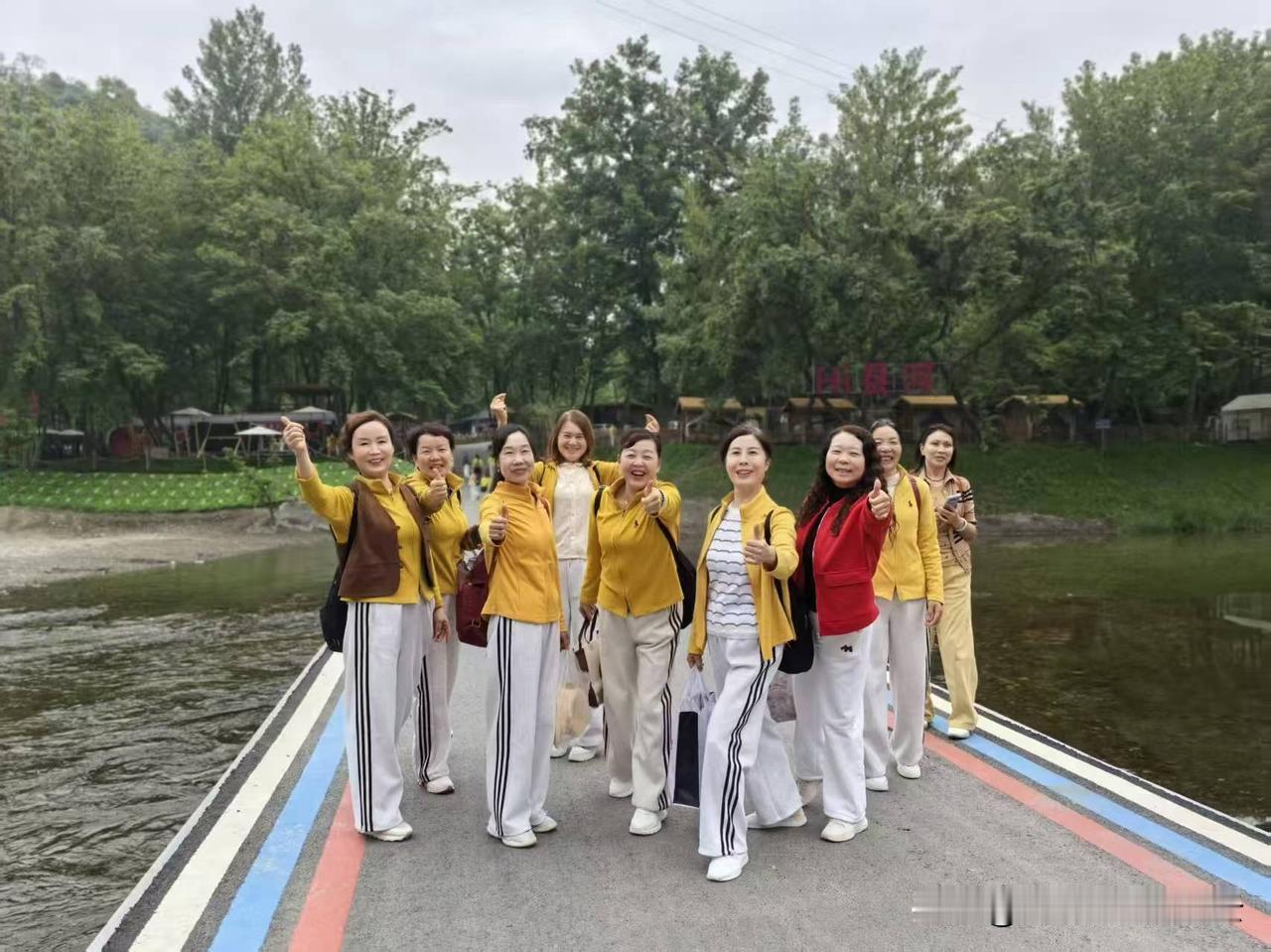 五一节假日期间，汉滨区老体协龙腾汉江分会各支队伍纷纷走出家门，以丰富多彩的文体活