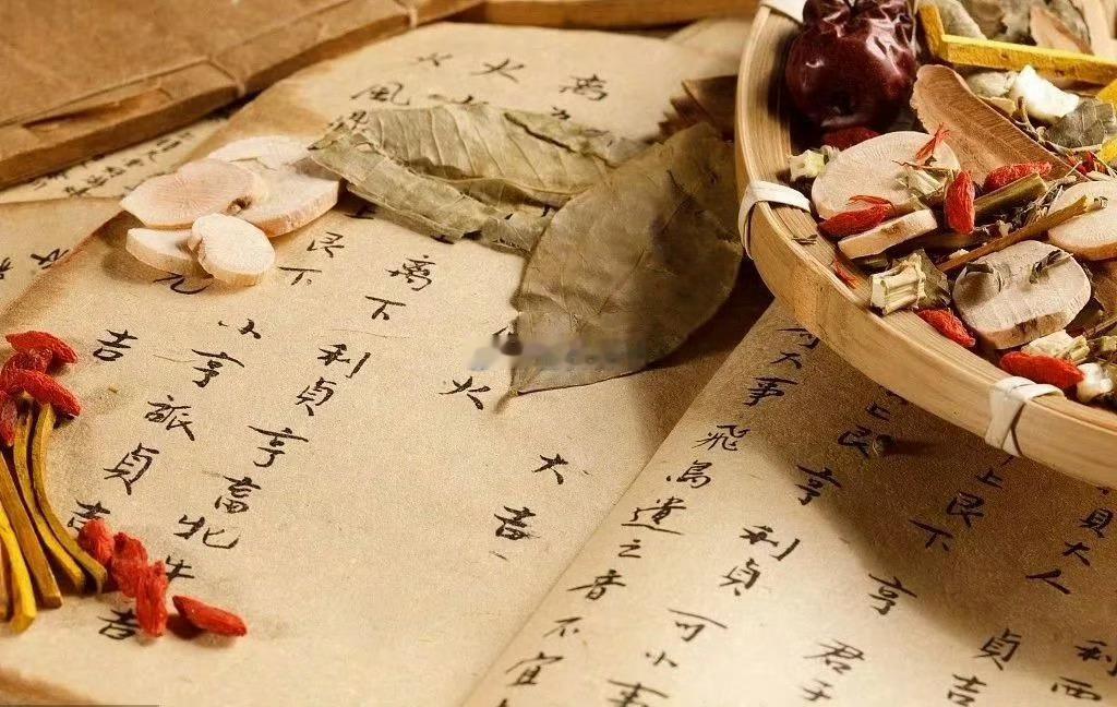 三年前的初秋，接诊一位三十出头的女教师。她裹着外套进来，面色却泛着潮红，自述两个