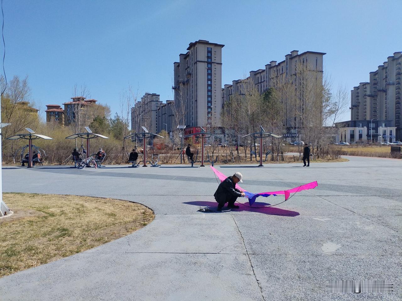 这里是黑龙江省肇东市南湖公园。
   喜爱健身的人们，正在娱乐设施上进行着自己喜