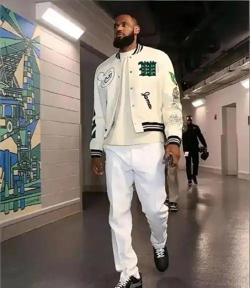 太现实了！41岁詹姆斯居然只能拿底薪？勇士骑士简直太不尊重人了
 
这可是勒布朗