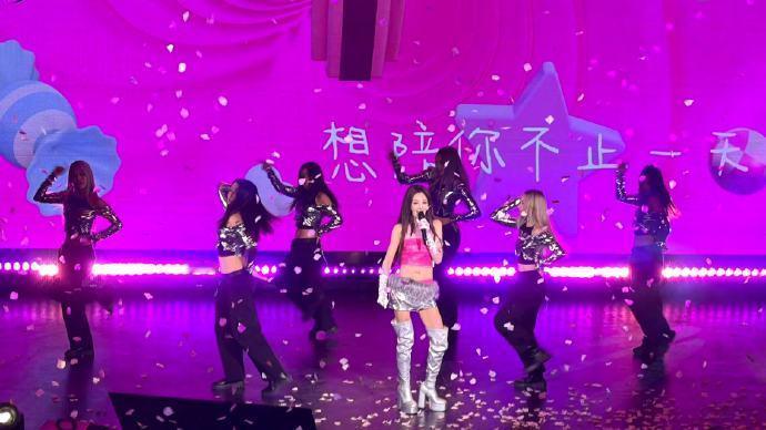 彭小苒抗住了死亡芭比粉 救命！彭小苒这次真的惊艳到我了，死亡芭比粉的套装穿在她身