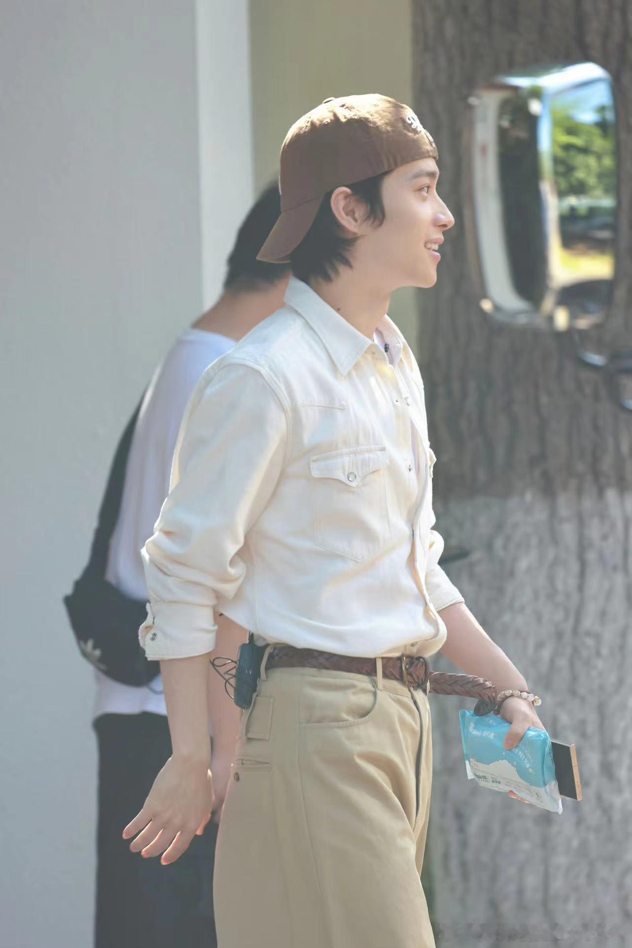 #井胧拿湿厕纸上班# 井胧拿着湿厕纸去初舞台录制上班，真的是一道独特的风景线呀，