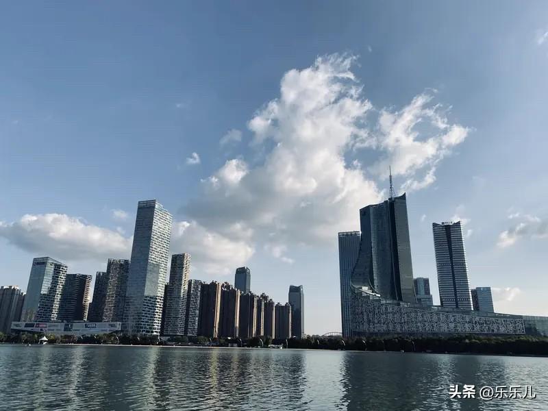 合肥楼市：

从1月3日到8月6日的数据来看，合肥核心板块普遍下探：政务区房价从