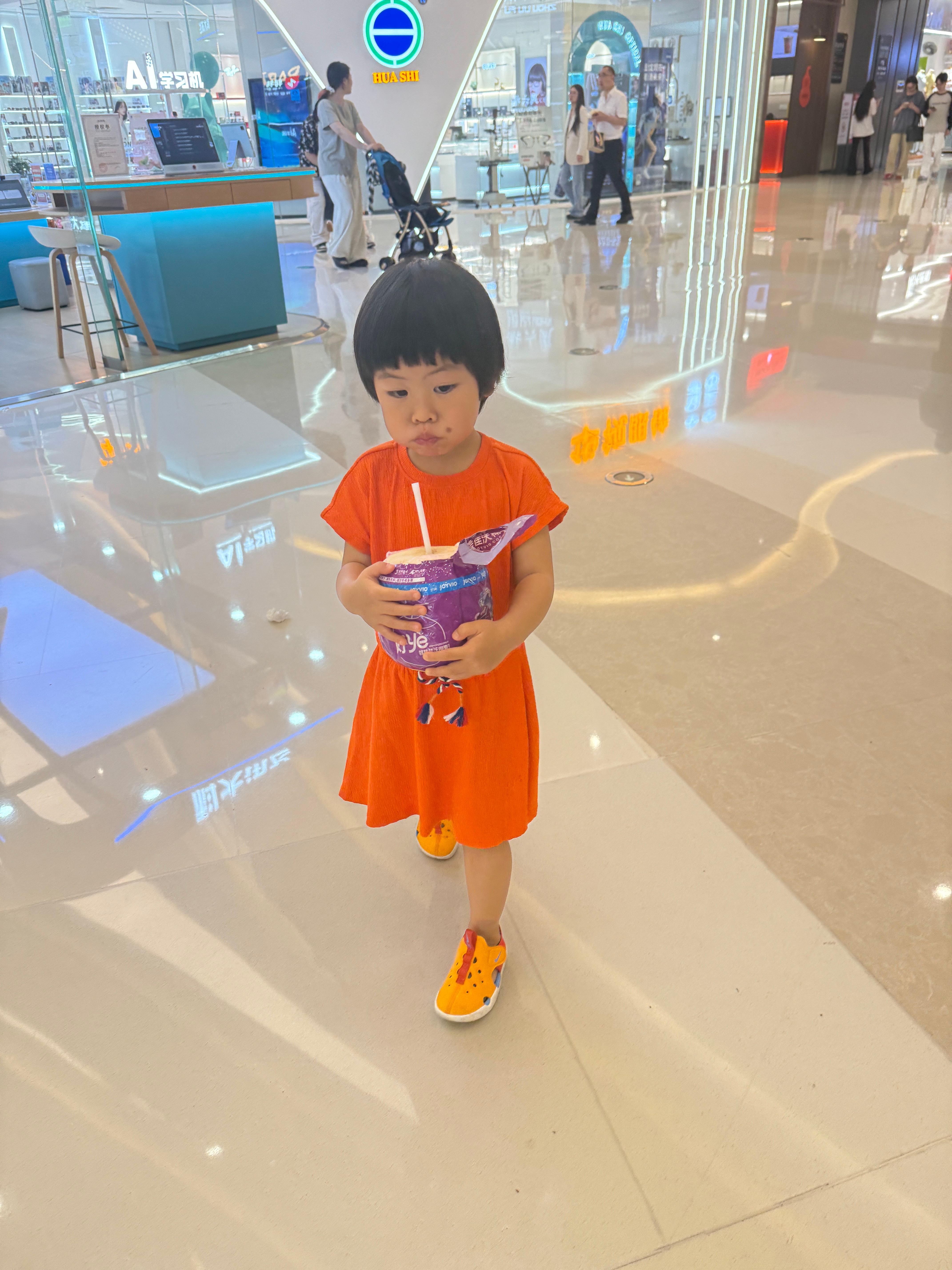 像妈妈一样坚强的女宝，旅蛙给拿了一台破车，推起来百般困难，球宝一声不吭就这么推了