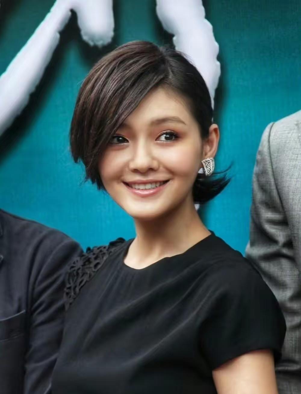 其实不只是后期，她生孩子之后出镜就少了。因为她对自己要求极高，极其敬业。她当谐星