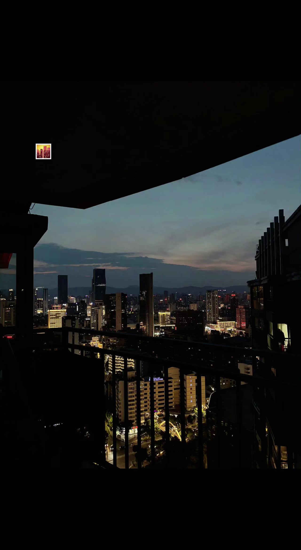 🌆暮色给城市盖上薄毯，万家灯火是夜的纽扣✨。孤独在天台发酵，成了与世界对饮的酒