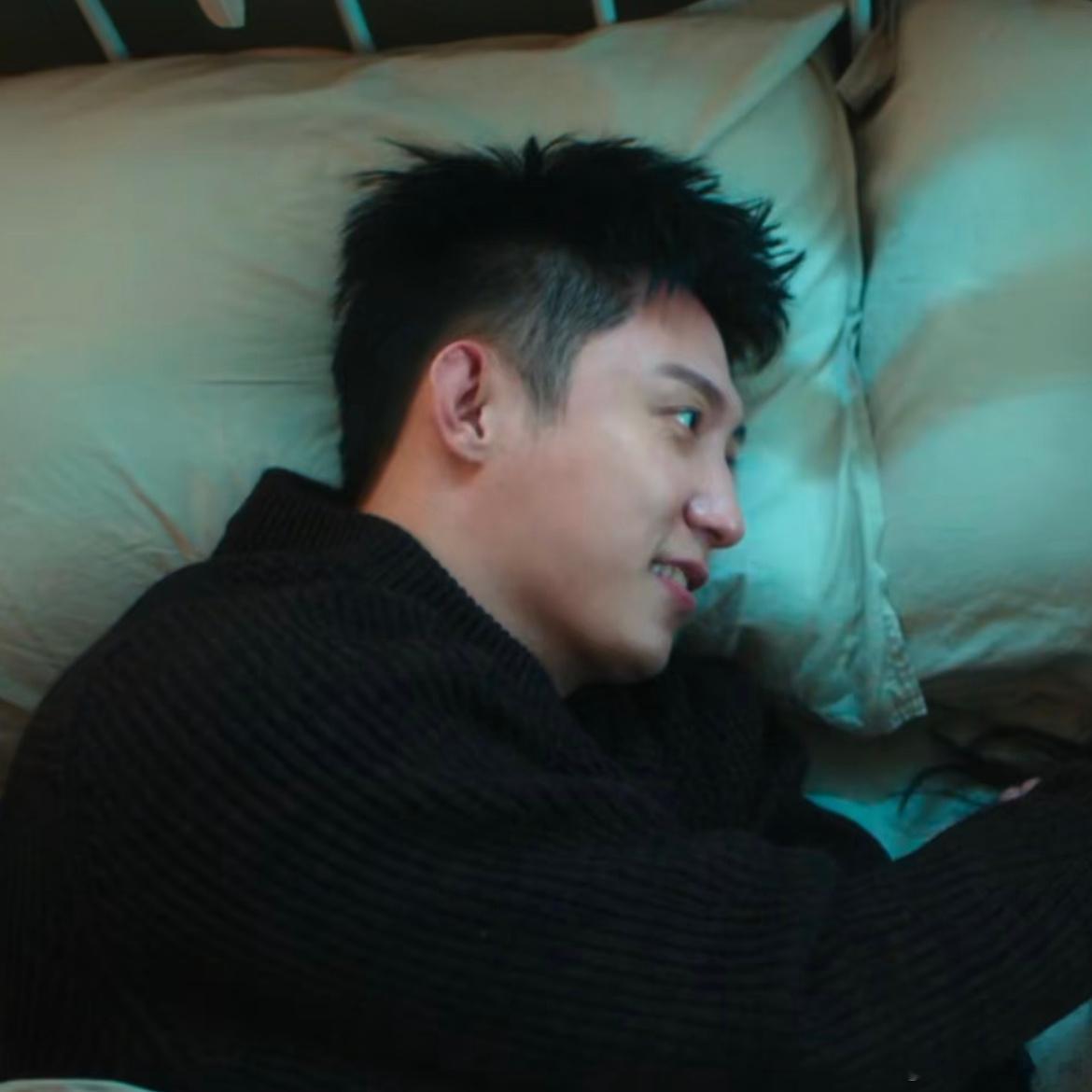 这个角度这么躺着，黄景瑜的脸一点都不崩诶！好紧实一男的[doge] 