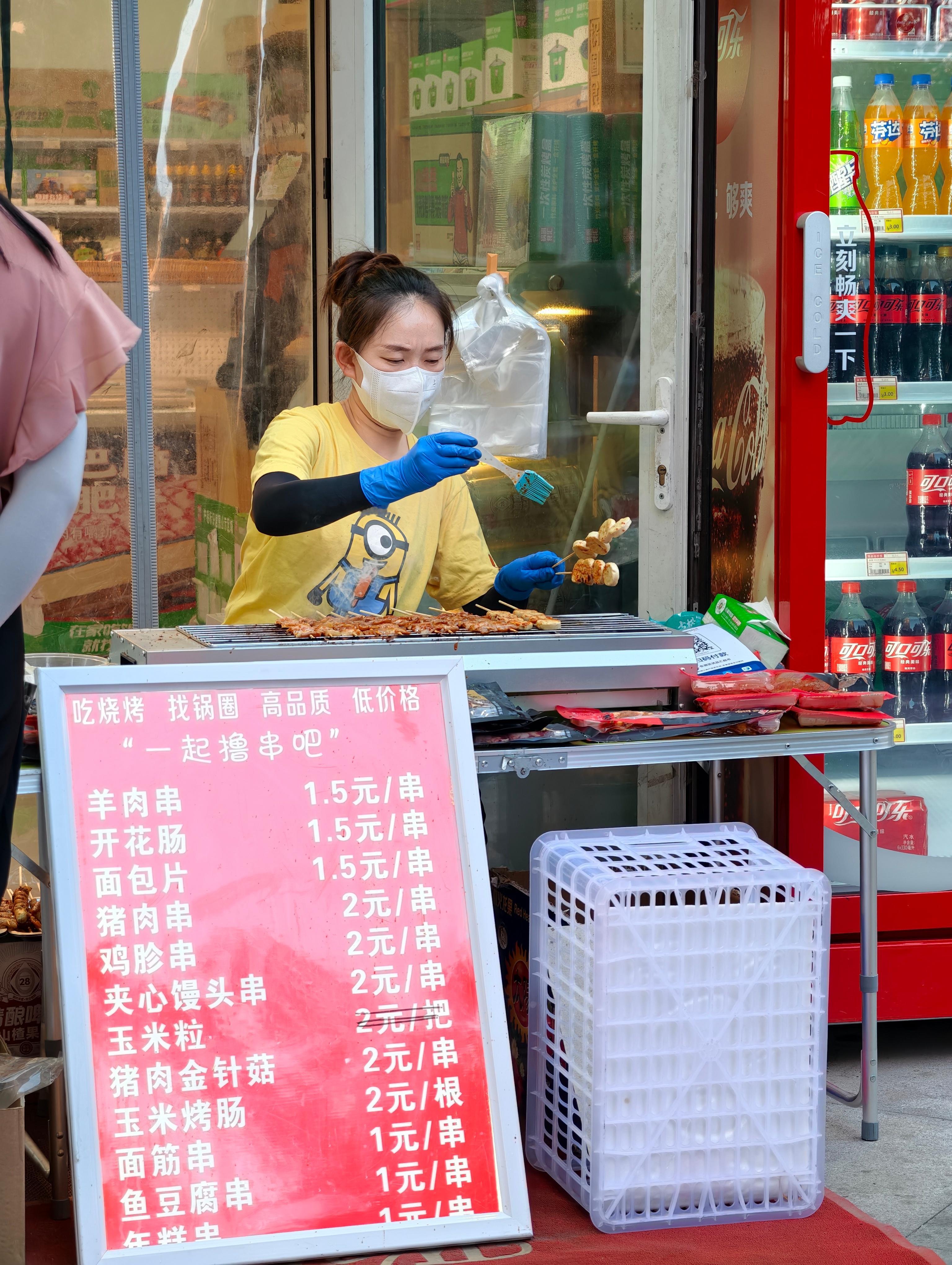 小区里面太卷了。。。还有在超市门口卖烤串的这谁能禁得住诱惑？减肥大业还没开始就要