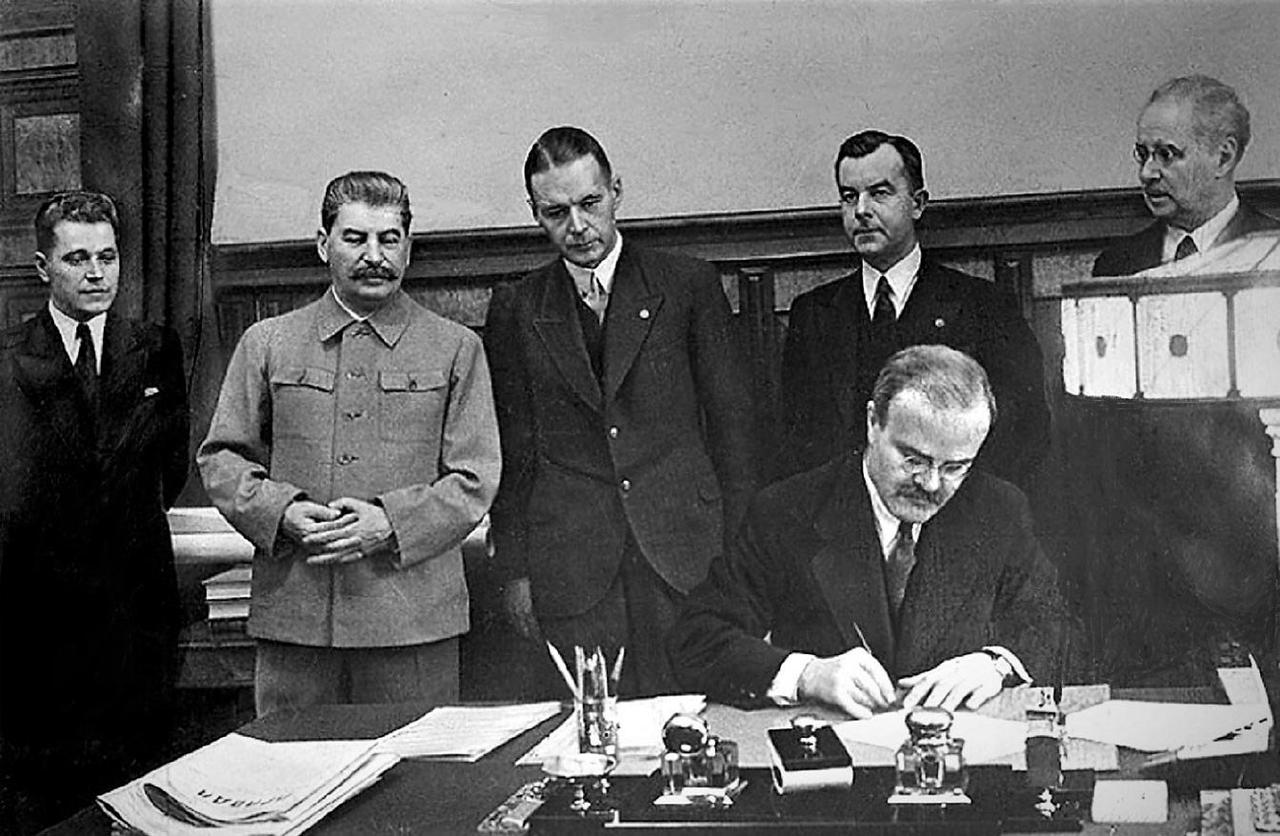1939年10月5日，苏联与拉脱维亚共和国在莫斯科签署《友好互助条约》。该条约由