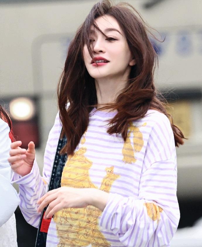 今天李小冉在录制浪姐的时候搭配的很洒脱，看起来年轻又迷人，气质也很出众。

李小