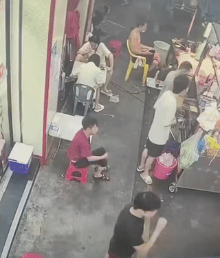 这名红衣男子真是手太贱了！
他怎么能做出这种奇葩的猥琐行为呢？
不得不说，那名女