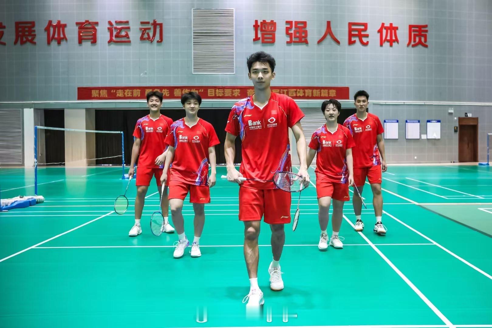 中国队在#2024年羽毛球世青赛# 将继续使用李宁装备 ​​​
