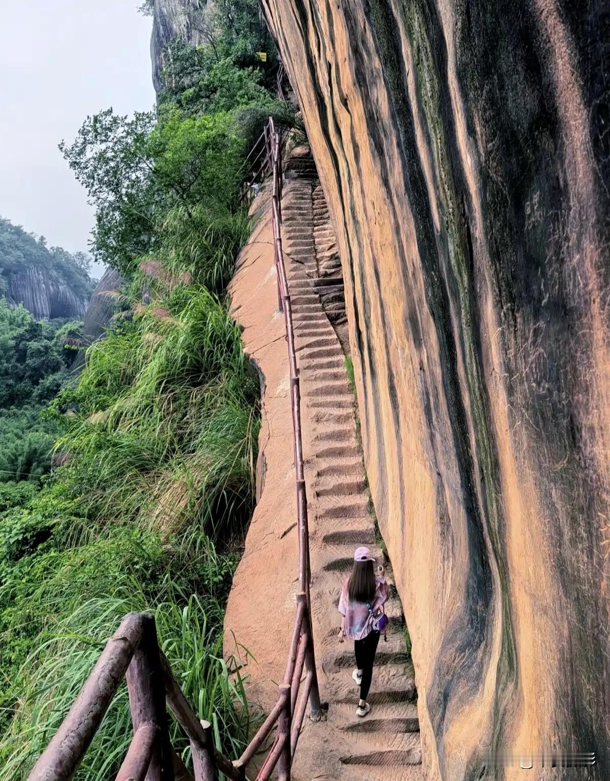 爬山感悟人生
  江山如此多娇，引无数英雄竞折腰。
华夏万万里河山，是百家姓氏的