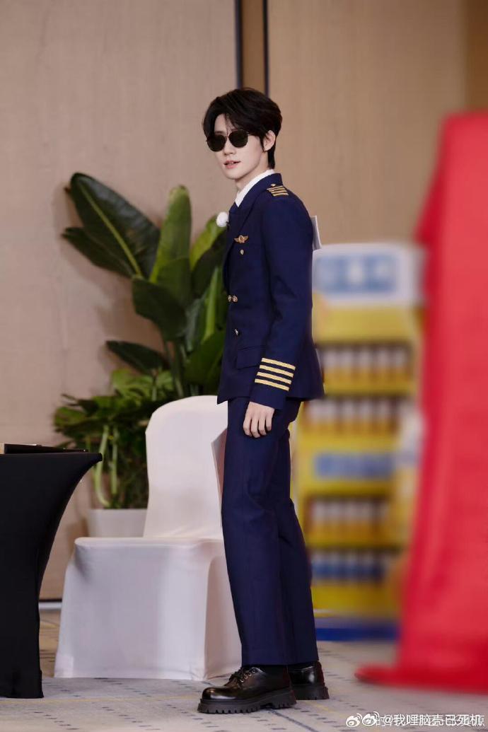 张真源制服机长造型张真源有白月光杀回来的悸动了 张真源有白月光杀回来的悸动了，张