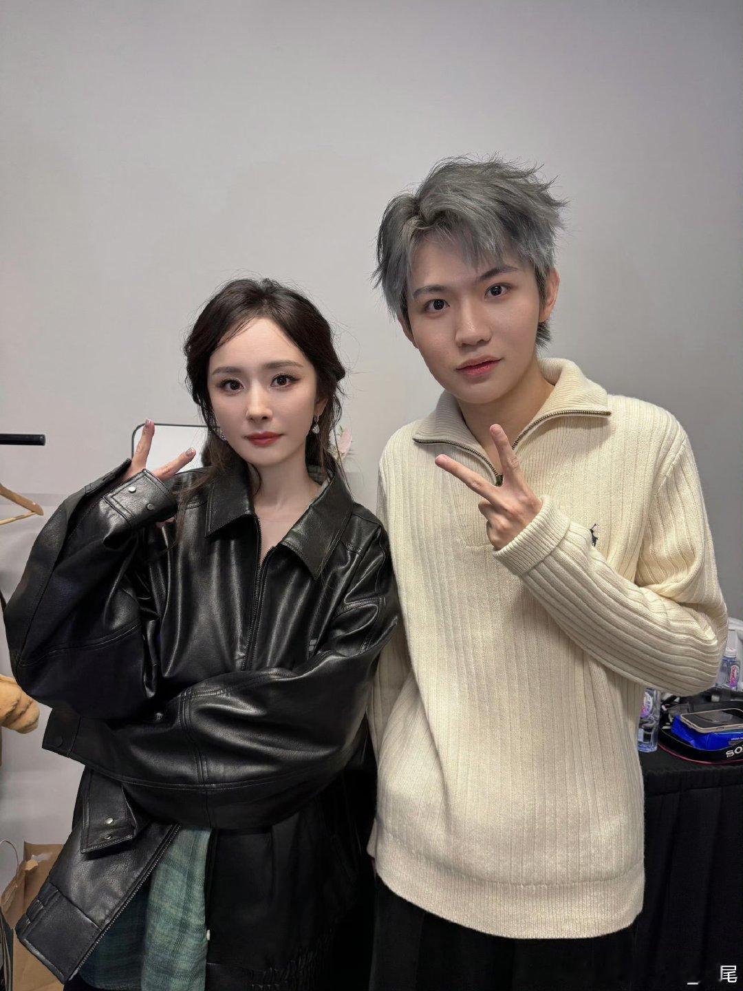 杨幂九尾合影杨幂九尾比耶合照 杨幂九尾比耶合照杨幂[超话] ​​​