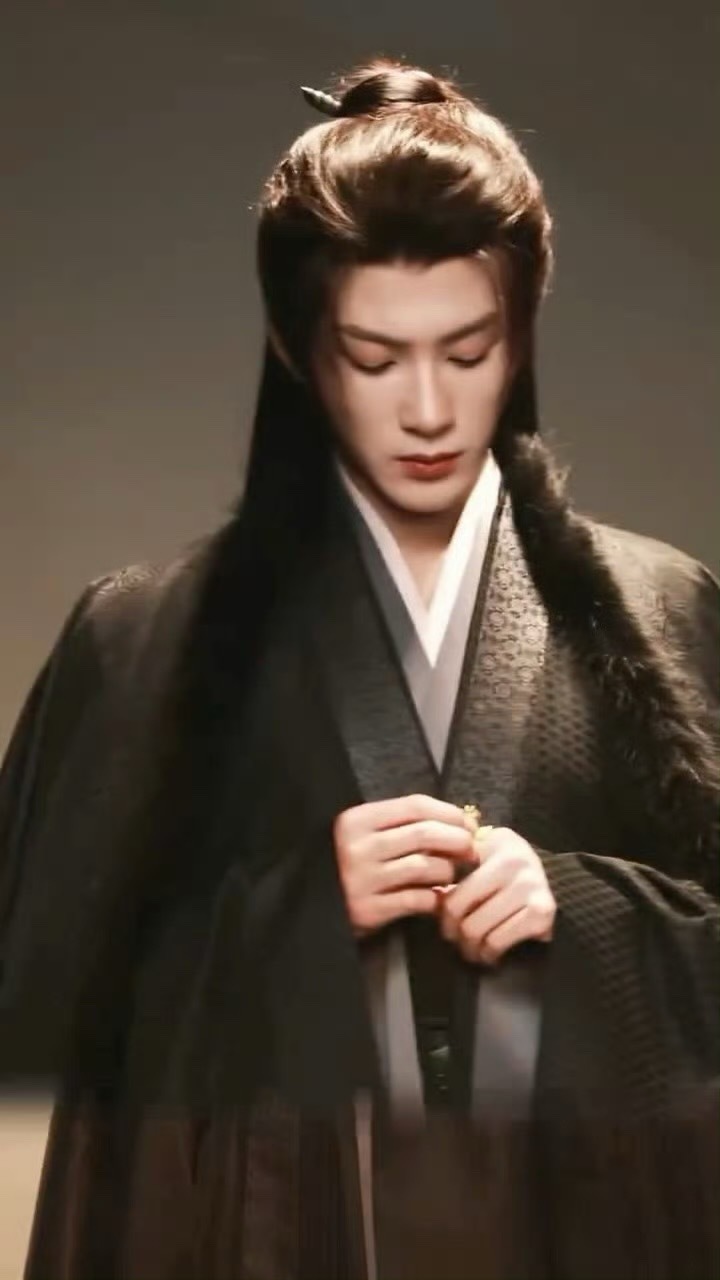 我昨天发了44条微博啊居然，果然是被谢却山漂亮的脸蛋迷的七荤八素的 