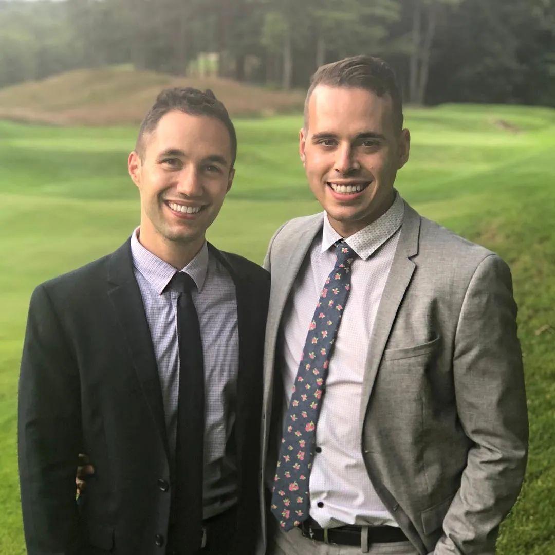 来自美国马萨诸塞州的波士顿的 Sam Smith 是 GAY，已经有老公了，两人