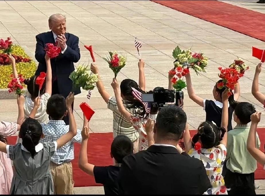 那一刻，他是真放松了！
面对的全是孩子，孩子们举着花、摇着旗，冲他喊、冲他笑，这