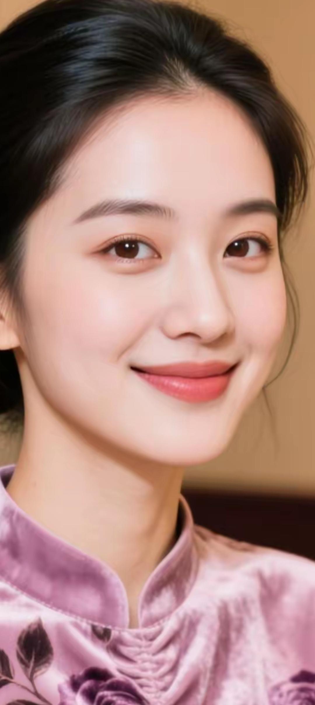 温柔甜美的笑容，穿着紫色旗袍，优雅动人。