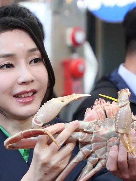 韩国总统夫人顶着硅胶面容示人，展示对核食的支持！她积极吃海鲜，为日本核污水的无害