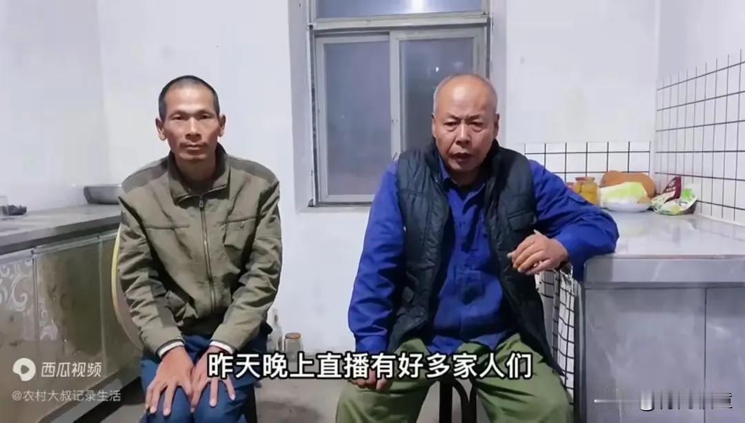 从今天的这期视频，真正了解了农村大叔，摄影师小五的身份。

自从喜欢上了他们的作