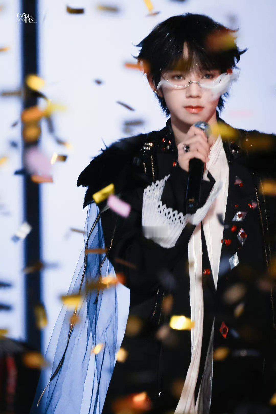 王橹杰羽毛眼链神 美貌在发力 