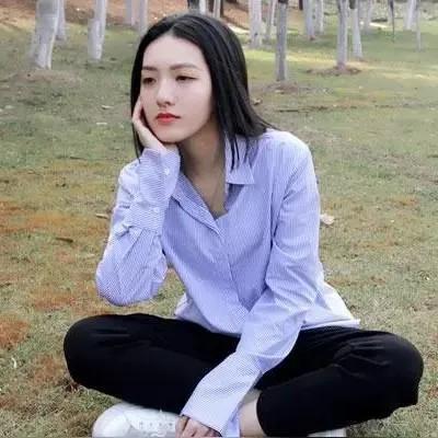 沉思的午后，蓝白条纹衬衫与自然绿意相映成趣。气质蓝色衬衫 淡绿色衬衫 淡粉色条纹