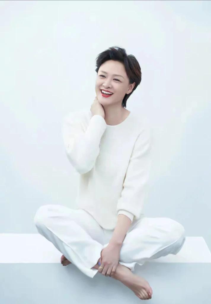 白衣如雪，笑靥如花
主持人李小萌休闲照