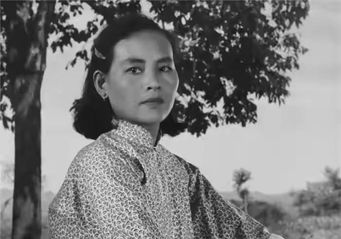 大凤一出场，全场都笑了。
不是因为她多逗，是她太真了。
穿布衫，扎头巾，手里拎着