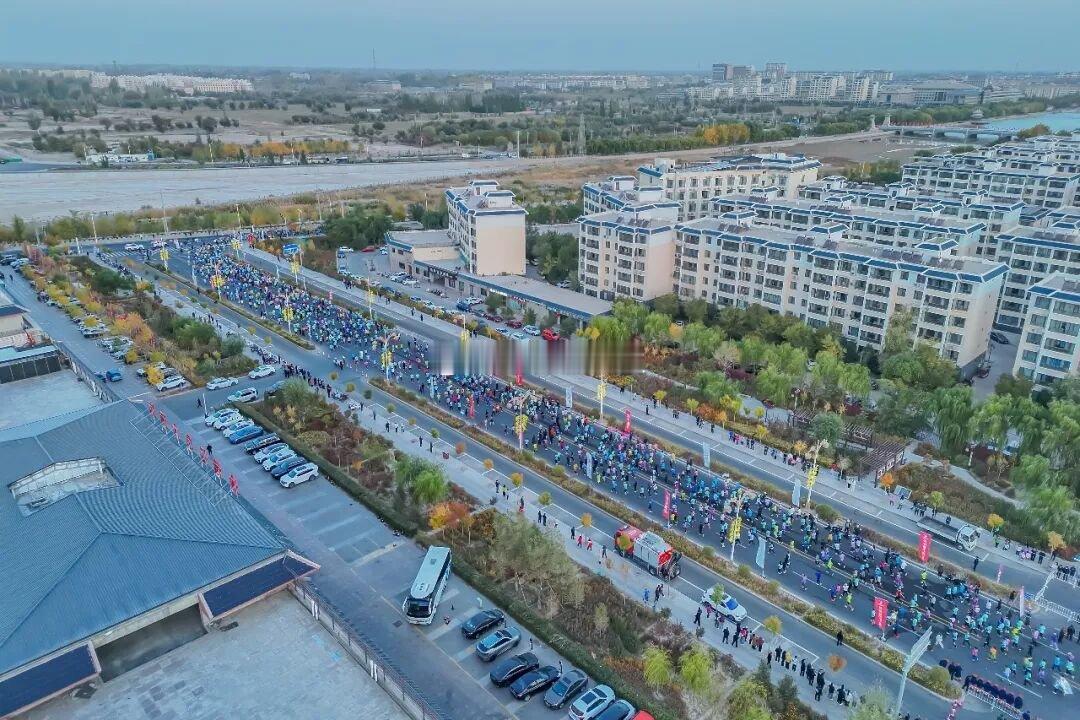 丝路踏风逐梦敦煌驼铃漫过千年风沙，脚步奔赴金秋丝路。2026 敦煌半程马拉松将于