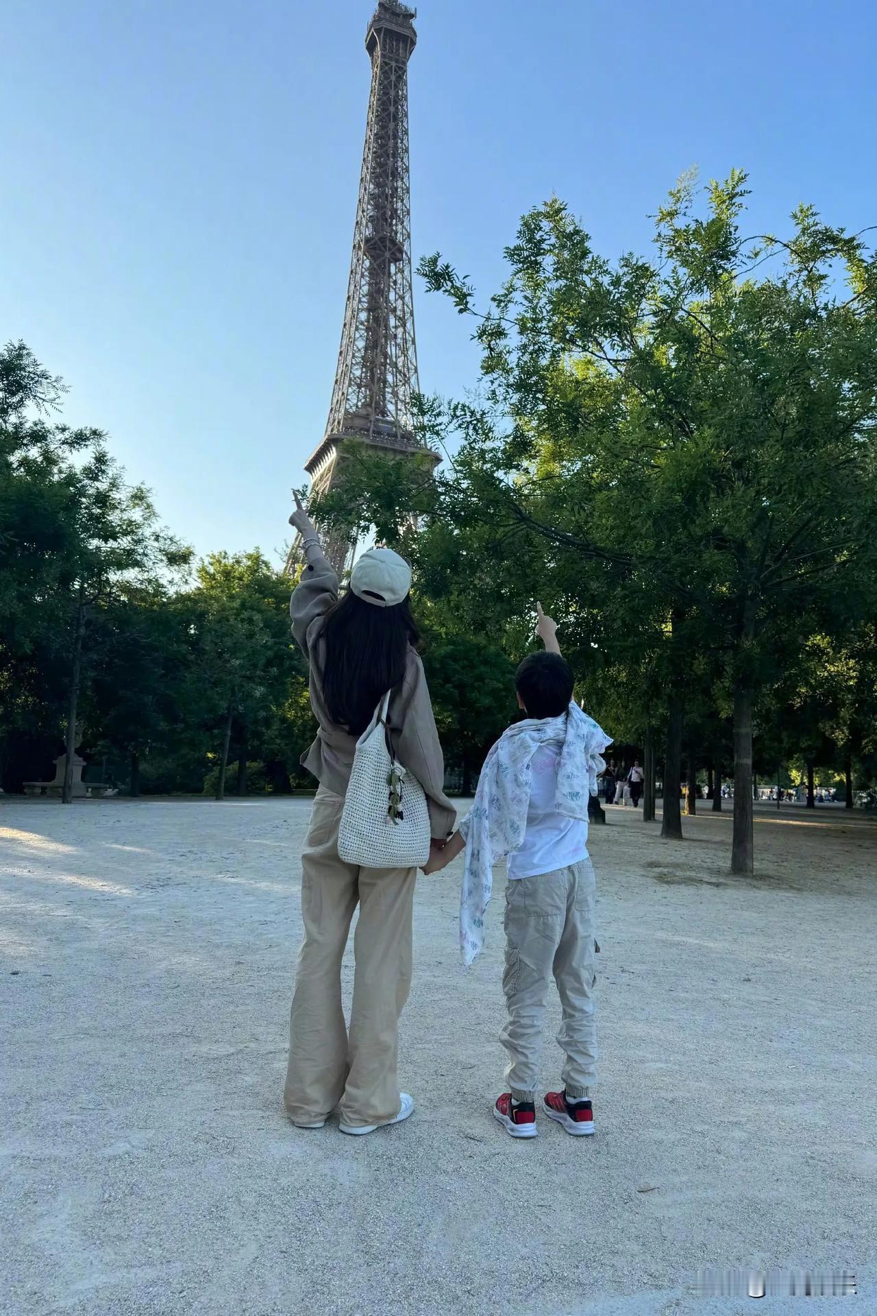 杨颖真是太拼了，不仅出国参加活动带着儿子小海绵，就连跟某品牌高管见面，小海绵也紧