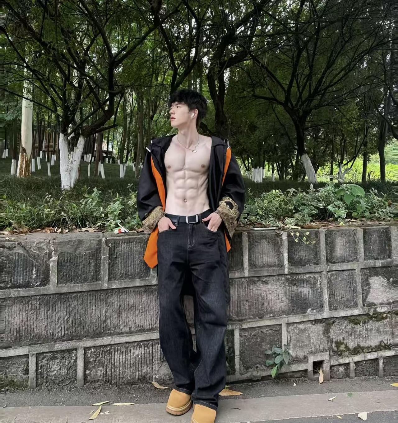 腹肌对身材来说是风向标，看到腹肌的男人，体质肯定不会高，可以清晰看到腹肌轮廓，线