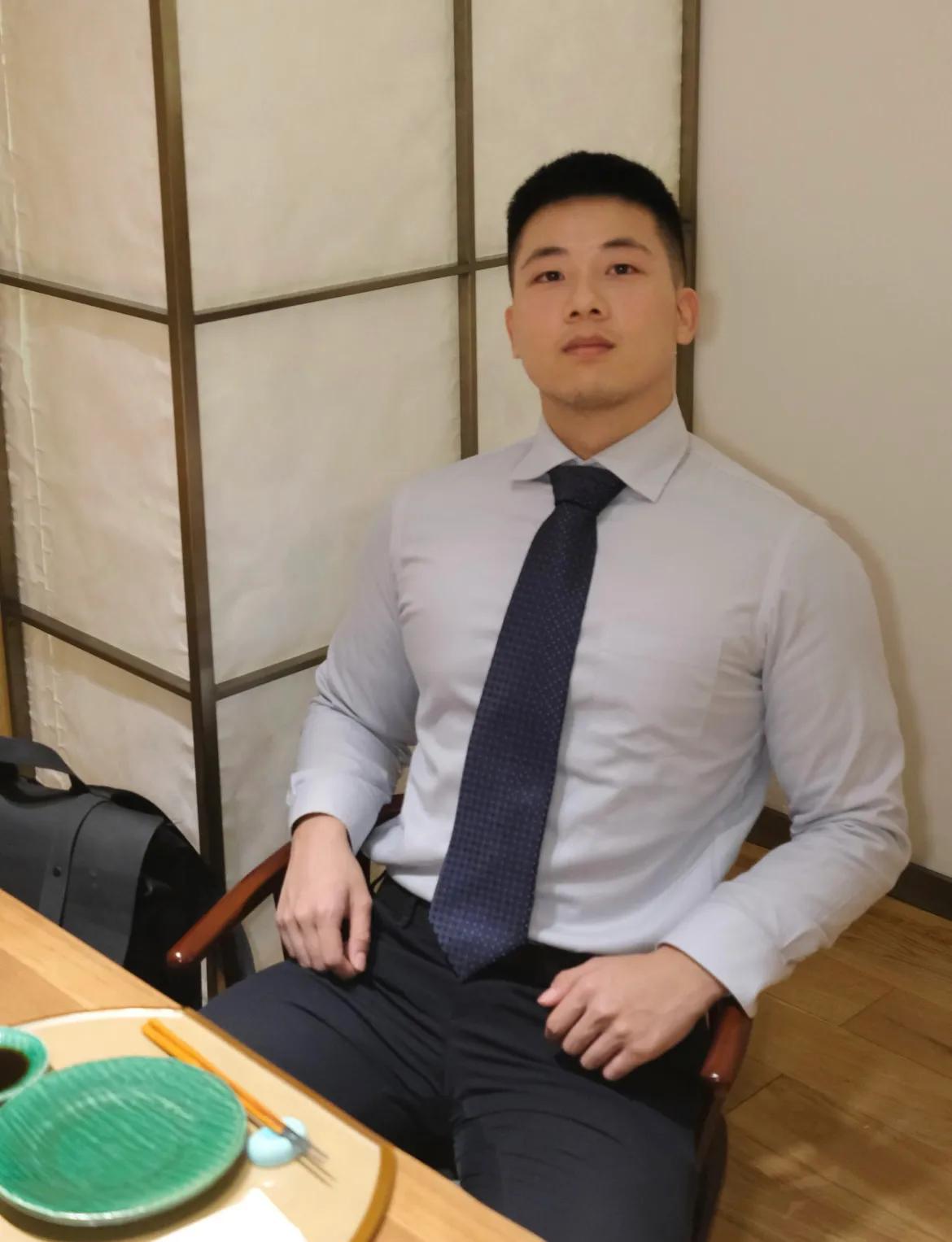 商务精英，背着包，自信满满地走出办公室。