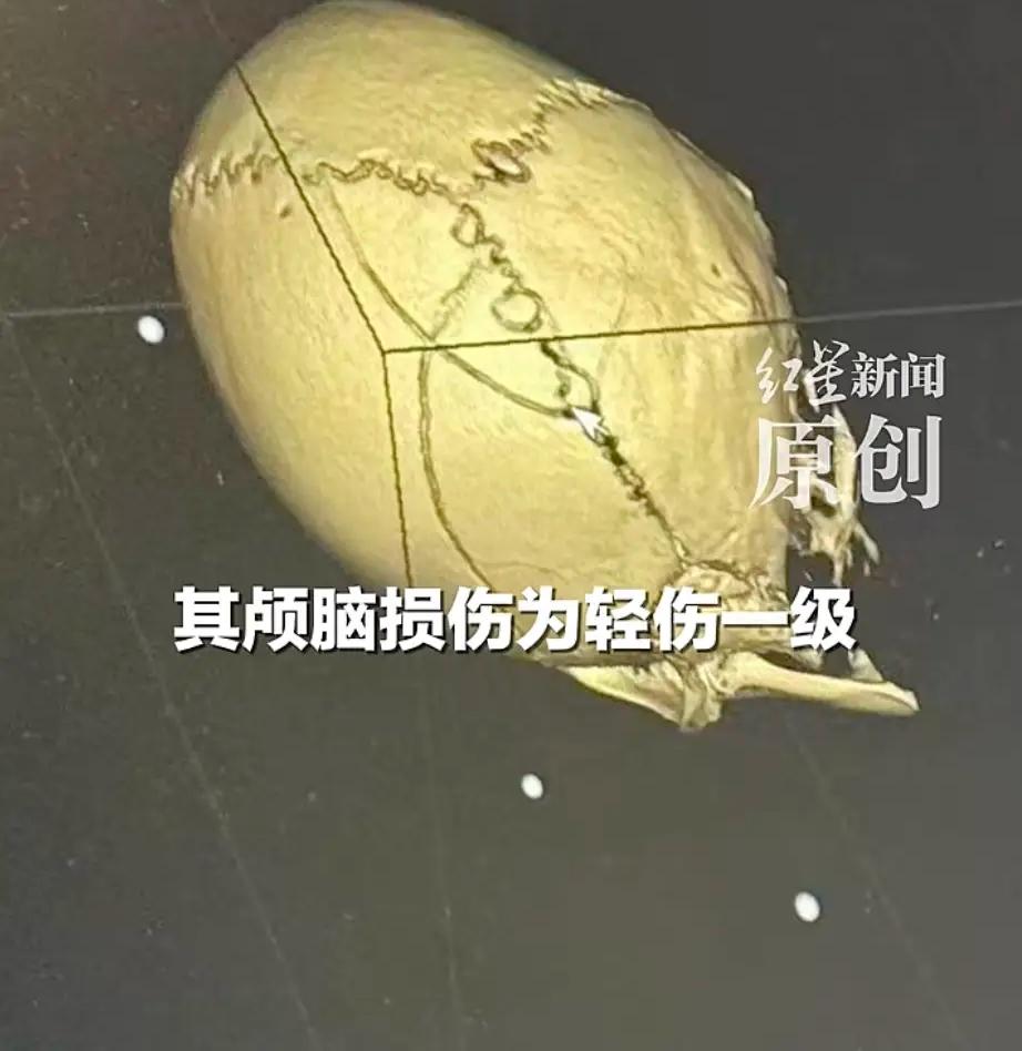 贵州咸宁，男子带着孩子去家附近的广场充气城堡玩耍，当孩子一个人在玩耍的时候，有一