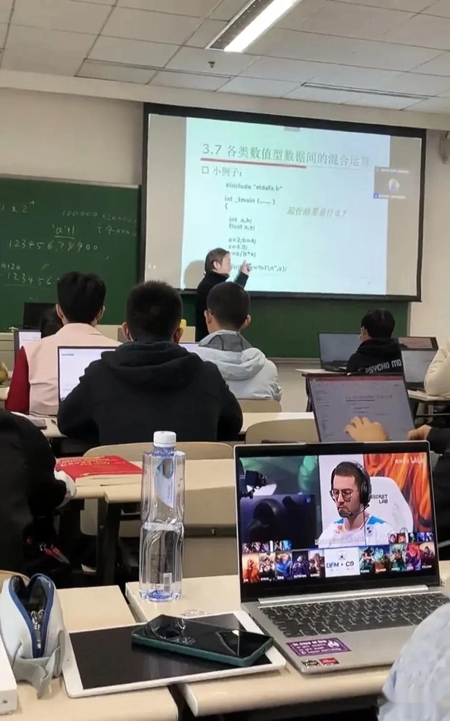 很多人疑惑:国家越来越强大了，按理说应该挺直腰杆才对，为什么依然有很多明星跑国外
