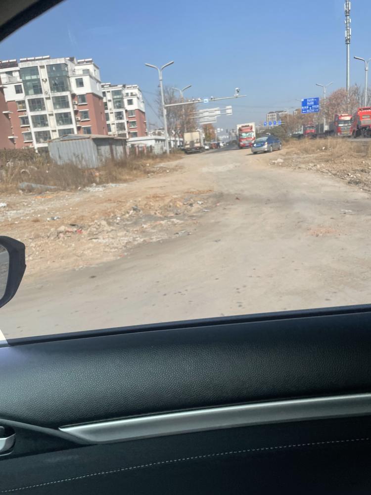 沂河新区白沙埠孝河四路终于修上土路了，相比沂河新区相公大拆大建，引进学校，企业铺