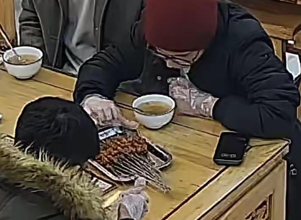 有没有搞错？又想着占便宜！
 
在西安的4名印度留学生，去一家泡馍店聚会吃饭，本